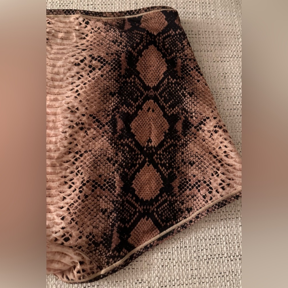 SKIMS Fits Everybody Boyshort in Clay Snakeskin size Medium - Picture 6 of 7